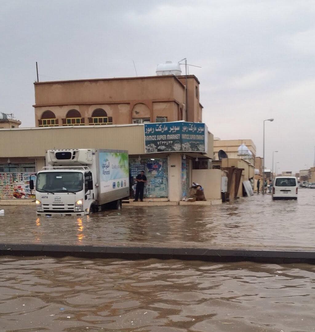 الامطار الغزيرة تعلق الدراسة في حفر الباطن