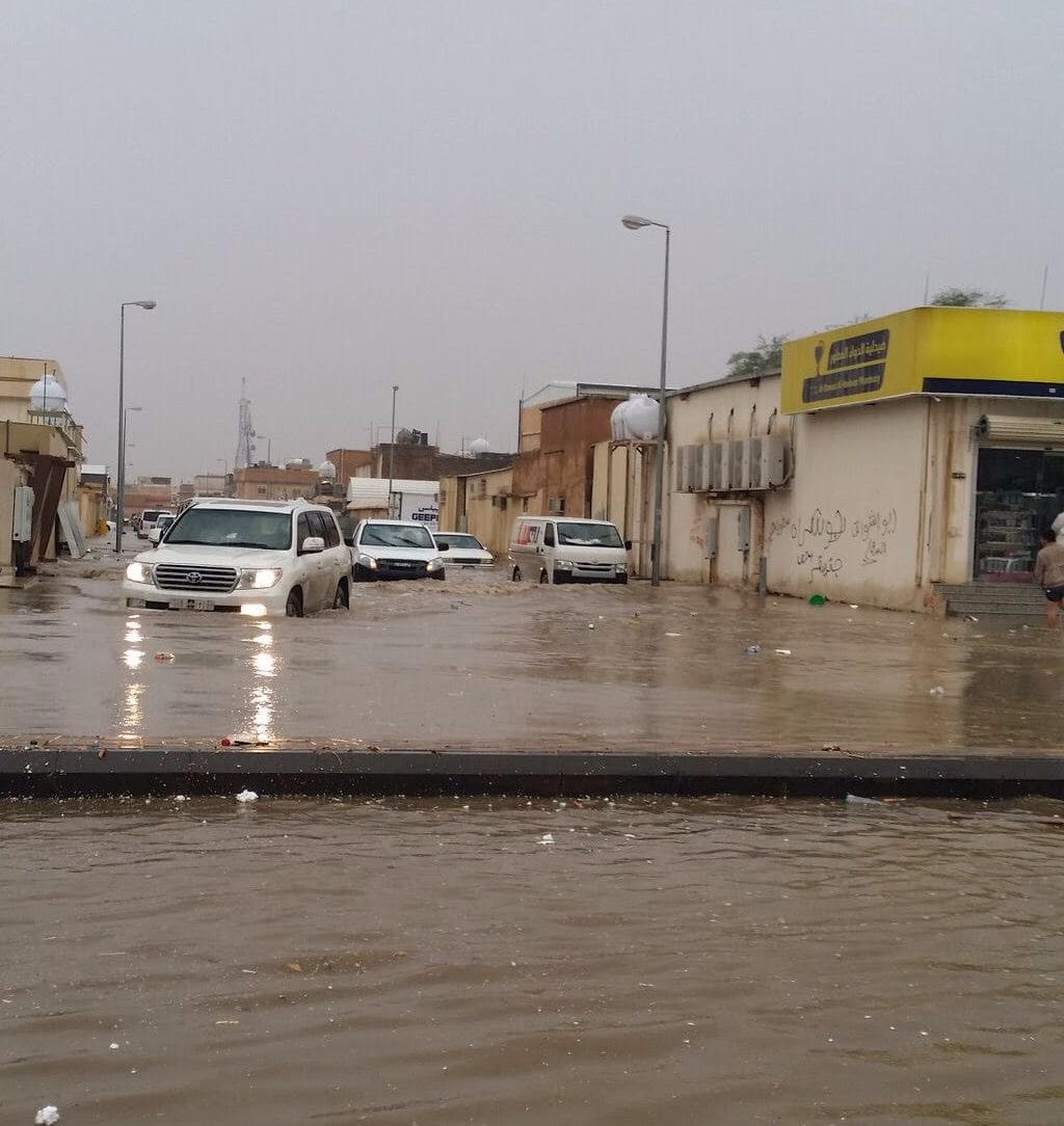 الامطار الغزيرة تعلق الدراسة في حفر الباطن