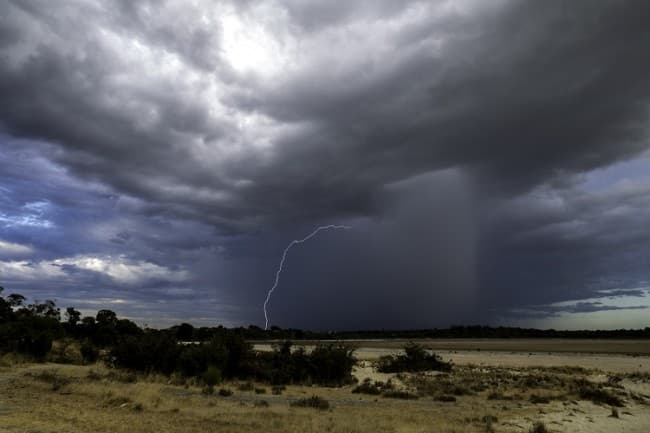 الأرصاد: هطول أمطار رعدية على مرتفعات عسير والباحة وجازان ومكة والحدود الشمالية والجوف