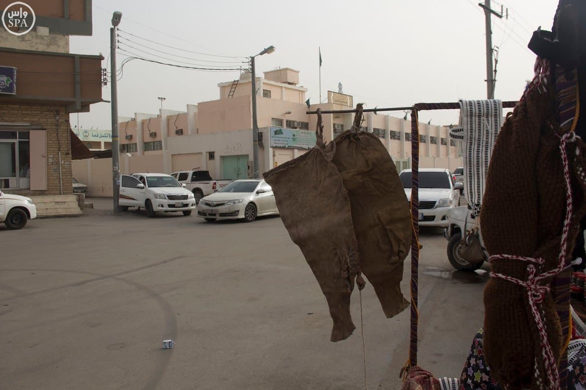 " القربة " و " الزير " تطفئ عطش الصيف في وادي الدواسر