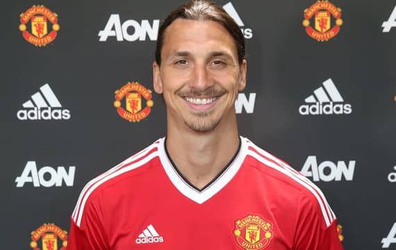 السويدي ابراهيموفيتش ينتقل إلى مانشستر الإنجليزي