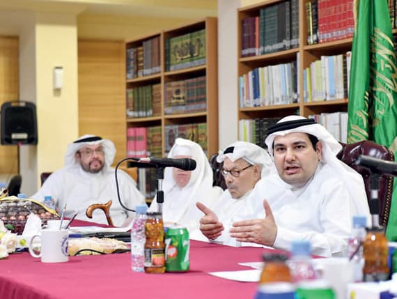 وزير الثقافة والإعلام خلال لقائه مثقفين ومثقفات في النادي الأدبي في جدة. واس