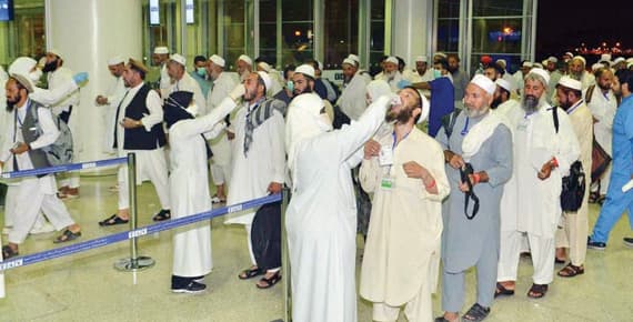 جانب من عمل الكوادر الصحية في مطار المدينة المنورة."واس"