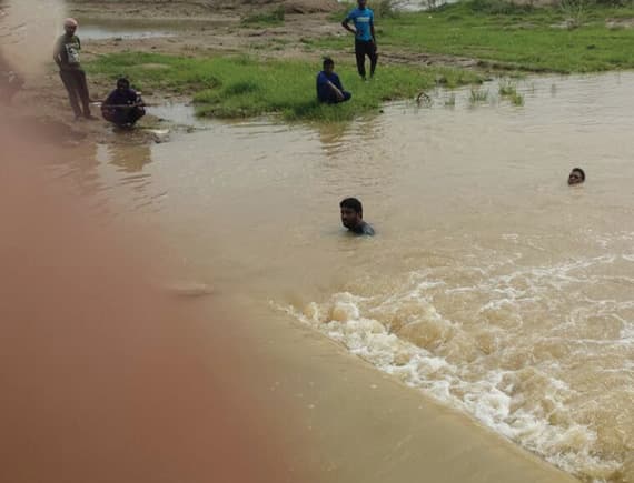 جريان السيول في جازان جراء هطول الأمطار على جازان.