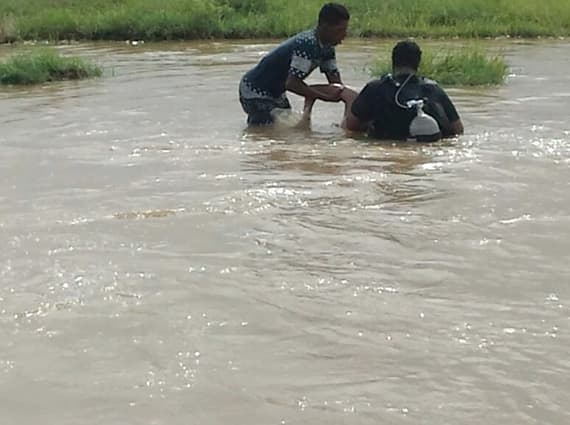 فردان من الدفاع المدني خلال انتشال جثة اليمني. "الاقتصادية"