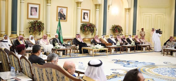 الأمير فيصل بن سلمان خلال استقباله رؤساء بعثات الحج الرسمية من الدول العربية والجاليات الإسلامية."الاقتصادية"