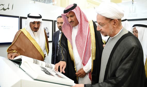 الأمير فيصل بن سلمان خلال تدشينه الكتاب. "الاقتصادية"