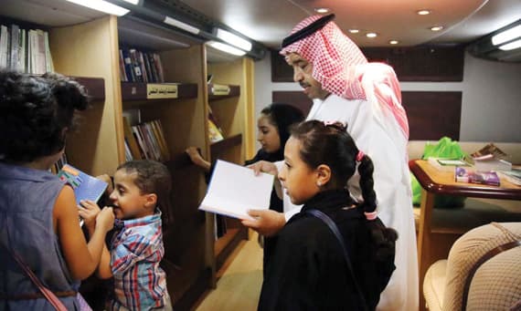 سعت المكتبة إلى الذهاب إلى الناس في أماكن تجمعاتهم من أجل عدم اختزال الثقافة والقراءة في الأماكن الثقافية والمكتبات. «واس»