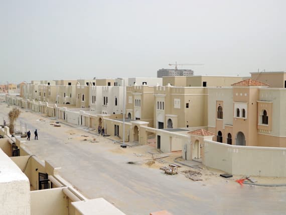 توقفت شركات التطوير العقاري عن البناء خلال الفترة الماضية نظرا لتراجع الطلب على الوحدات السكنية.