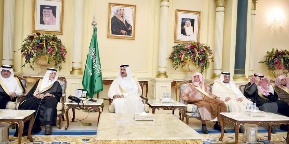 أمير المدينة المنورة خلال استقباله المهنئين أمس. "واس"