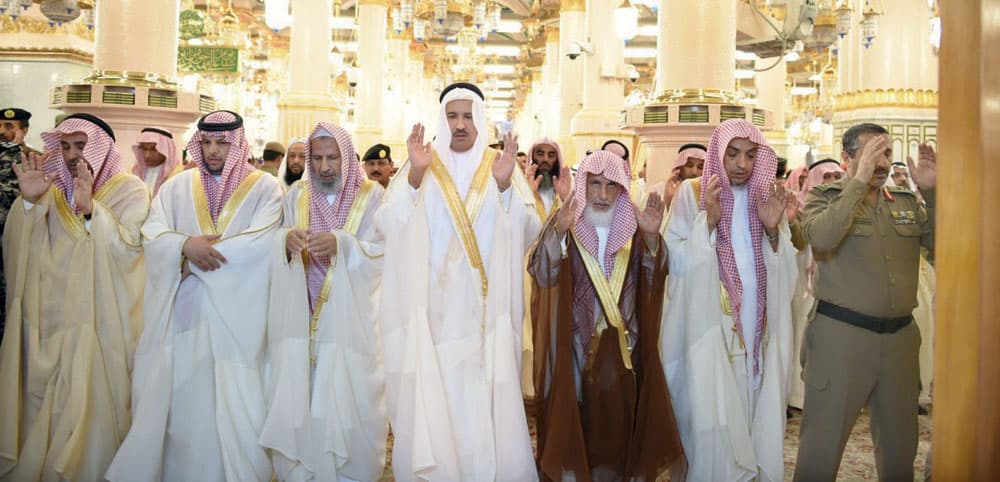 الأمير فيصل بن سلمان أثناء صلاة العيد في المسجد النبوي.