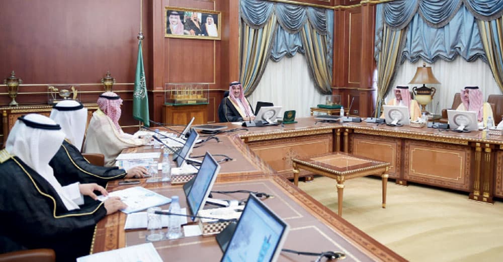 الأمير فيصل بن سلمان لدى ترؤسه اجتماع مجلس أمناء مؤسسة المدينة المنورة الخيرية لتنمية المجتمع. "الاقتصادية"