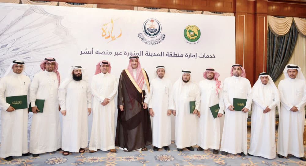 الأمير فيصل بن سلمان خلال تدشينه المرحلة الثانية من الخدمات الإلكترونية للإمارة على "أبشر". "الاقتصادية"