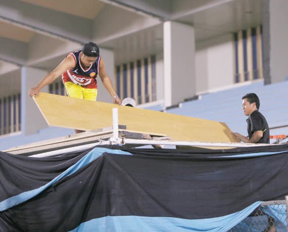 محاولة تثبيت منصة البث. تصوير: عيسى الدبيسي ـ «الاقتصادية»