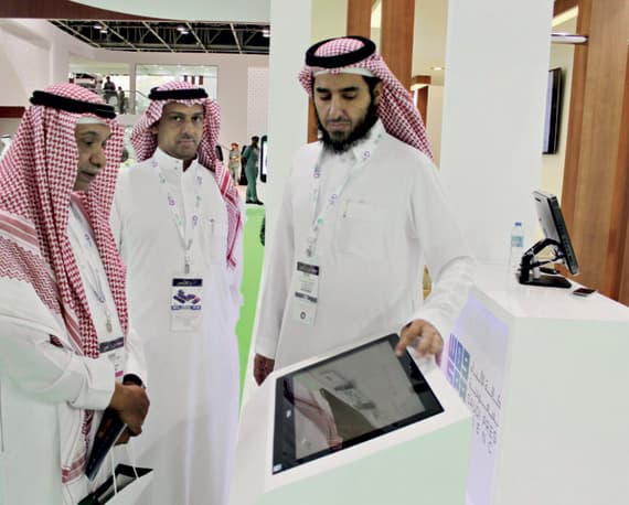 اللواء منصور التركي خلال جولته في جناح وزارة الداخلية في المعرض.«الاقتصادية»