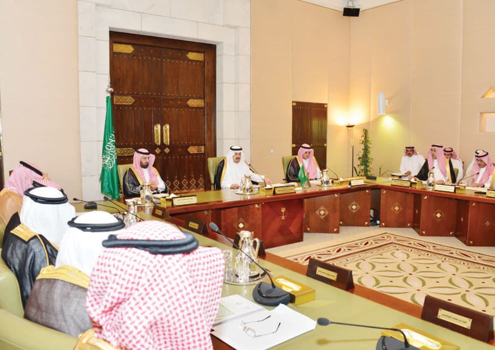 الأمير فيصل بن بندر خلال ترؤسه مجلس المنطقة في الرياض أمس."واس"