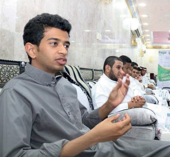 نفذ مجموعة من الشباب المشاركين في البرنامج زيارات لعدد من الشخصيات الاجتماعية بالمحافظة. «واس»