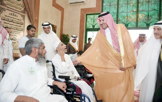 الأمير فيصل بن سلمان خلال تدشينه وحدة التوحد بالمركز وعيادة الأسنان. "الاقتصادية"
