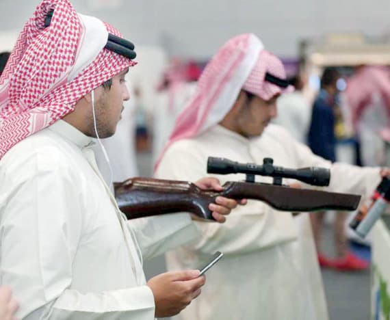 ضم معرض سفاري جانب الأعيرة النارية الخفيفة المتاح تجربتها في مكانٍ خاص ومجهز."واس"