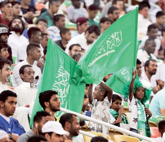 كل فئات المجتمع جاءت إلى ملعب الجوهرة لمشاهدة المباراة. تصوير: يزيد الضويحي - "الاقتصادية"