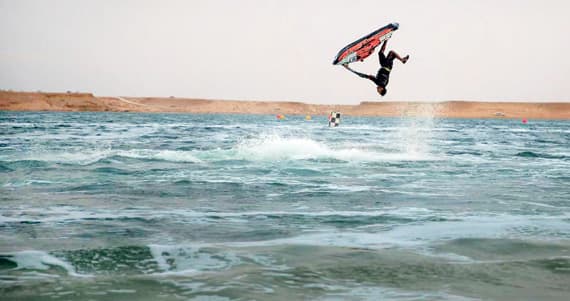 تشهد البحيرة سنويًا سباقا للدراجات البحرية.