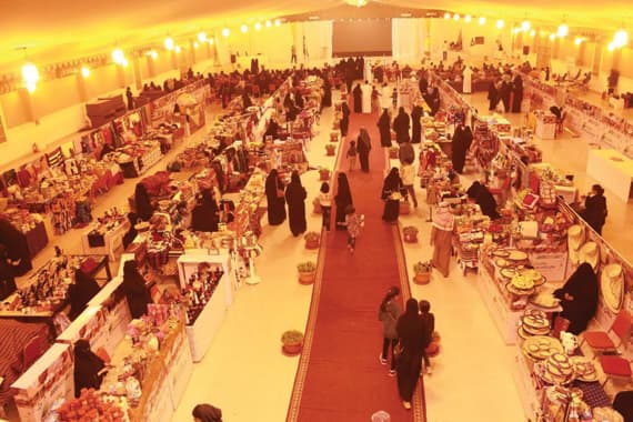 تنوعت مشاركة الأسر ما بين المأكولات الشعبية بأنواعها والأعمال الحرفية.