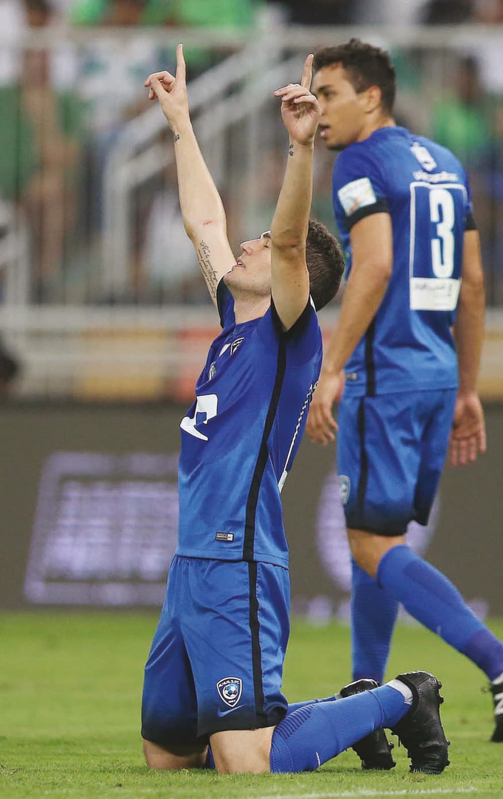 ليو فرحا بهدفه في الأهلي وإدواردو يراقبها. تصوير: محمد المانع ـ «الاقتصادية»