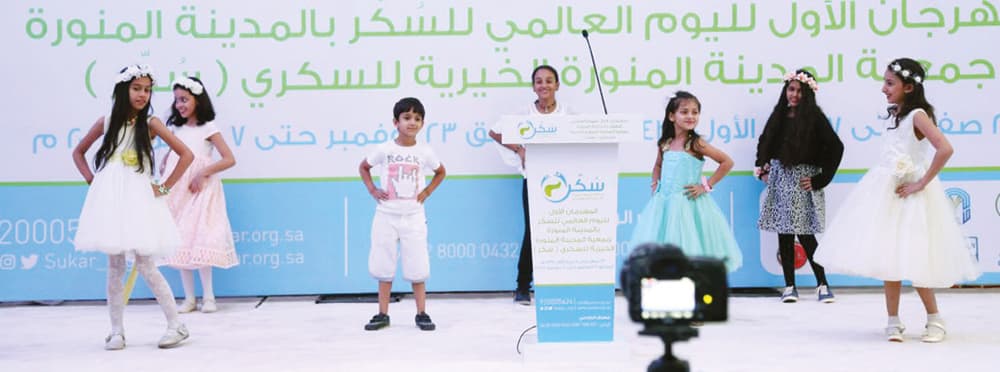 جانب من مشهد مسرحي توعوي يتناول تأثير مرض السكري على الإنسان.