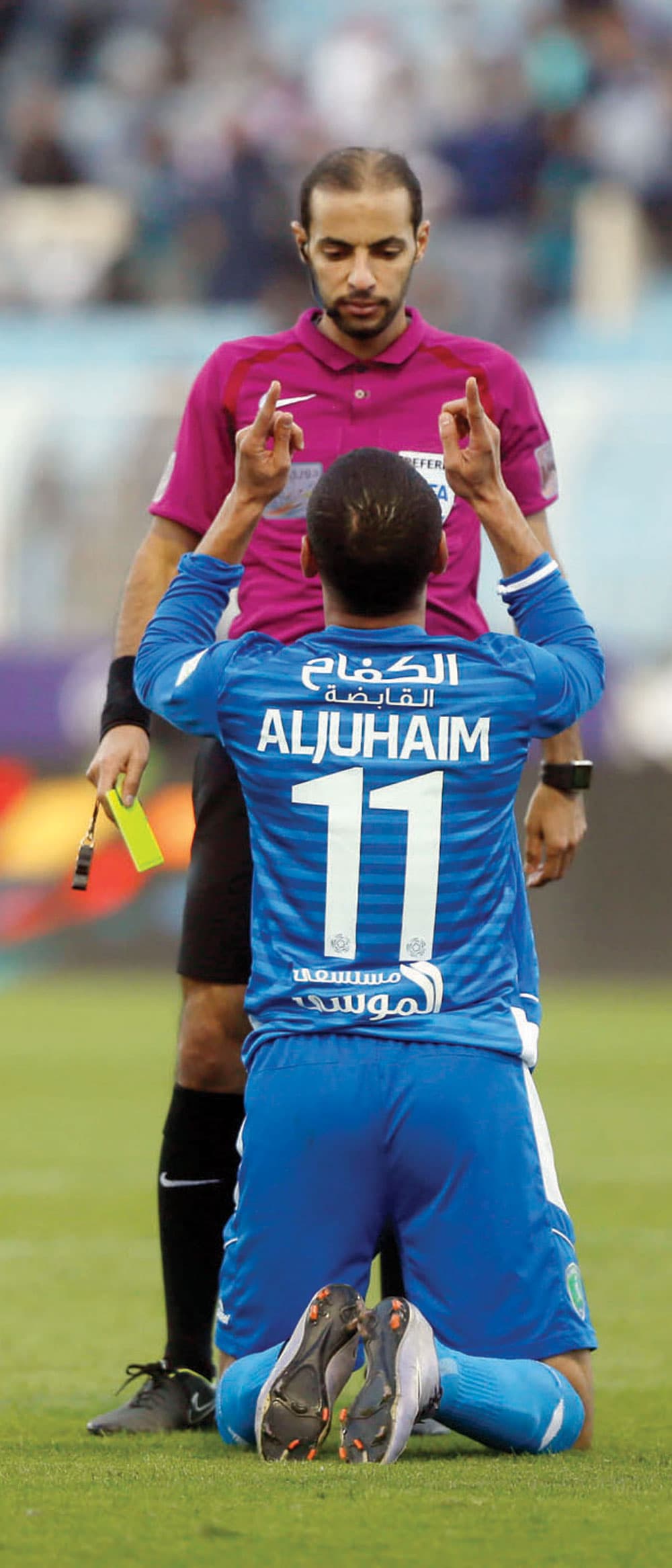 نقاش بين الحكم الخضير والمهاجم الجهيم. تصوير: عيسى الدبيسي ـ «الاقتصادية»