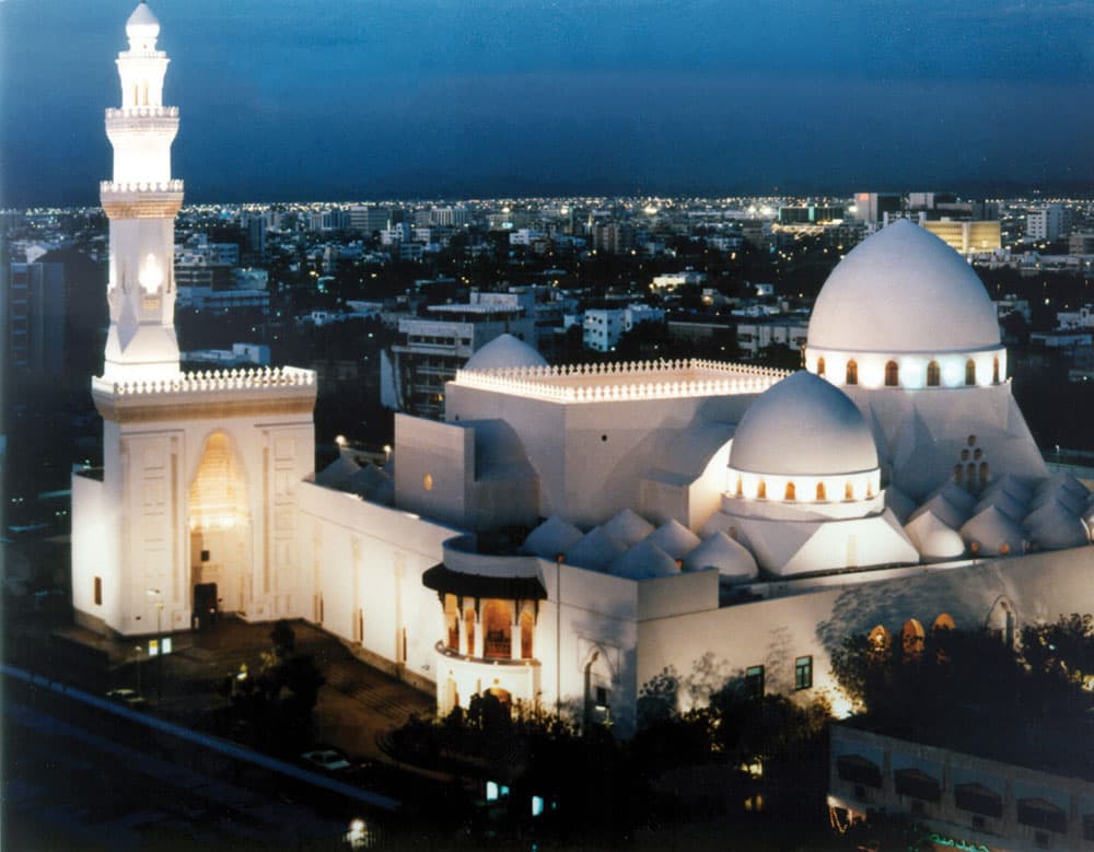 يتسع مسجد الملك سعود لـ5000 مصل."الاقتصادية"