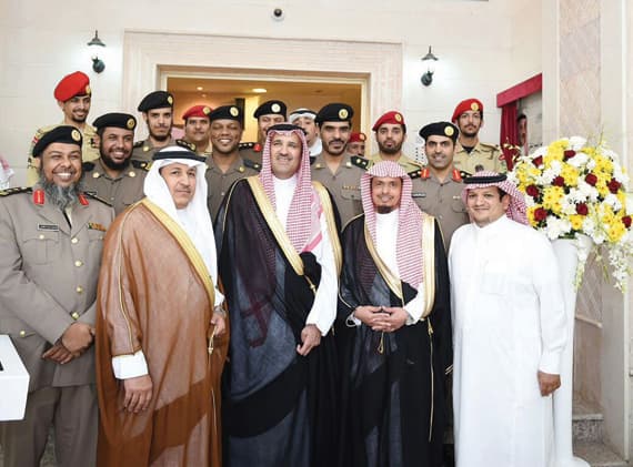 الأمير فيصل بن سلمان خلال تدشينه المبنى الجديد لإدارة مكافحة المخدرات في المنطقة."الاقتصادية"