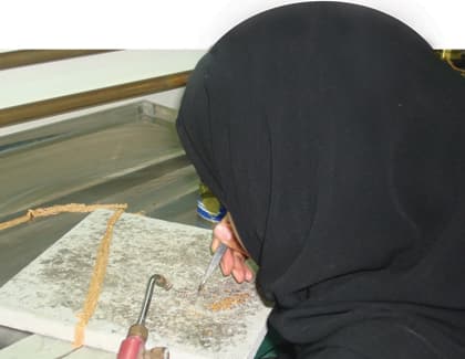 الرياض : 150 فتاة يعملن في تجهيز الذهب وتشبيك السلاسل وتركيب الأحجار الكريمة على الشمع