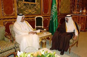 خادم الحرمين الشريفين يتسلم رسالة من أمير قطر