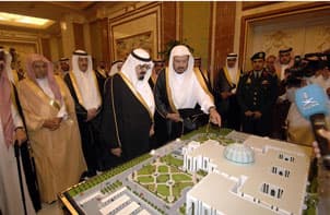 الملك في خطابه أمام مجلس الشورى: نأينا ببلادنا عن عواصف الأزمة العالمية