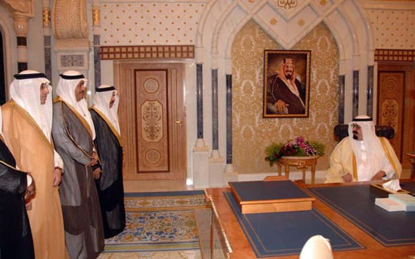 خادم الحرمين الشريفين يستقبل عددا من السفراء المعينين