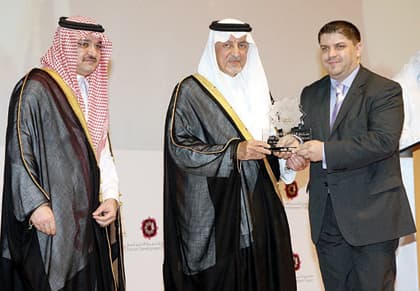 خالد الفيصل يكرّم "أصداء" لرعايتها منتدى التنمية الاجتماعية