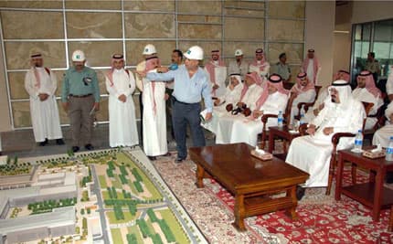 خادم الحرمين يقف ميدانيا على مشروع "جامعة العلوم والتقنية" .. وقبول 400 طالب
