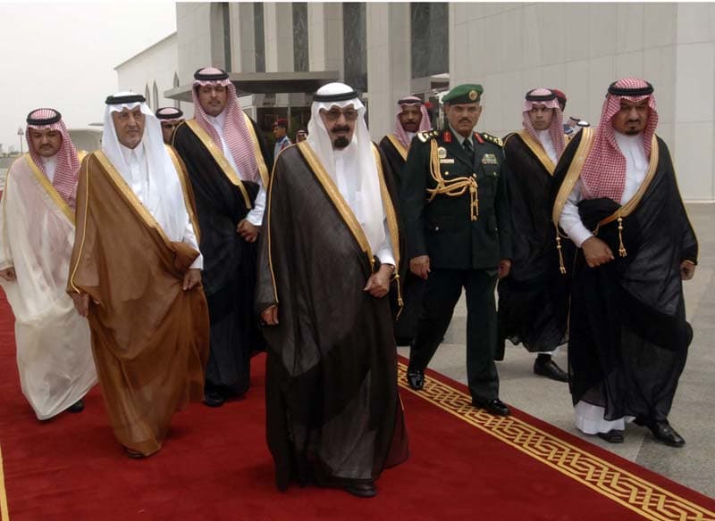 خادم الحرمين يصل جدة قادما من مصر بعد قمة شرم الشيخ
