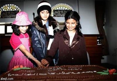 الأمهات اليمنيات الصغيرات يلعبن مع أطفالهن أكثر من الأمهات الأكبر سنا