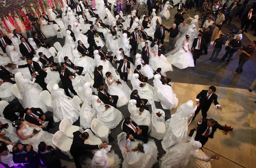 مدينة صيدا تزف 63 زوجاً وزوجة في مدينة رفيق الحريري الرياضية