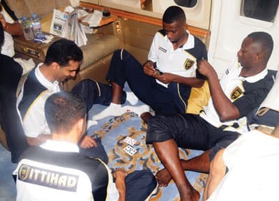 الاتحاد يتصدى لـ 13 ساعة طيران بـ «البلوت» و«الكبسة»
