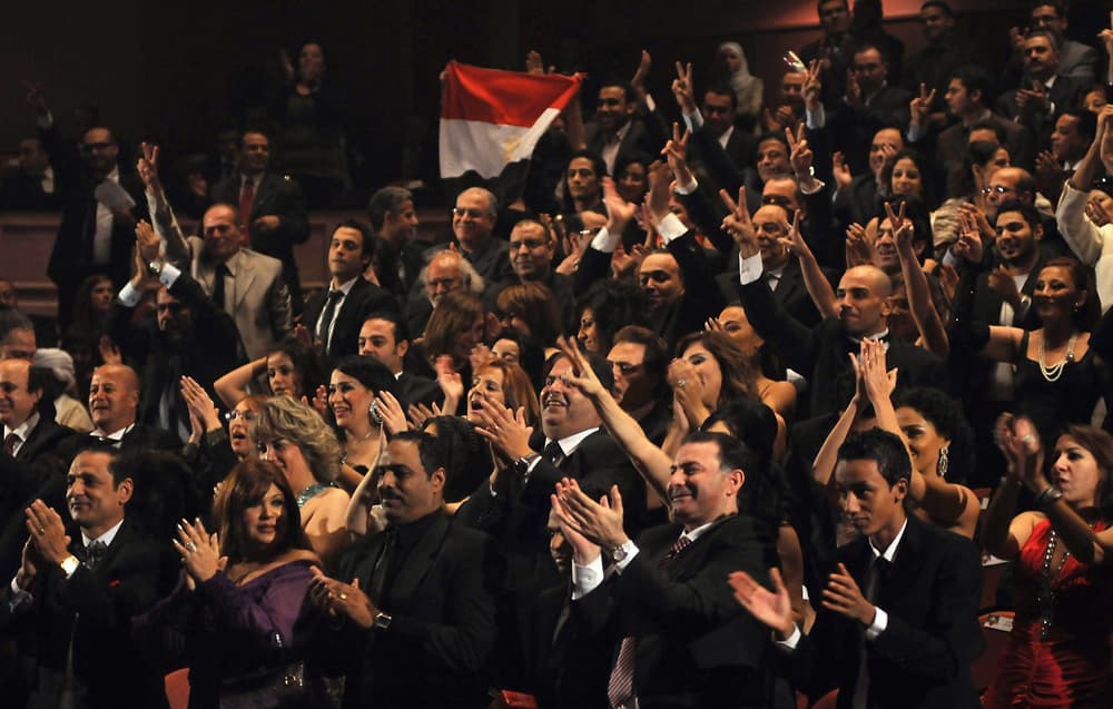 مظاهرة سياسية مصرية في مهرجان القاهرة وجائزة "الهرم الذهبي" لفيلم فنلندي
