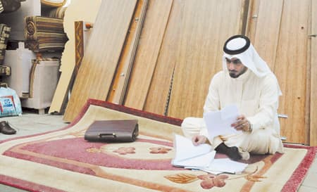مكة: مواطن يعتصم أمام مكتب العمل مطالبا بإنهاء قضيته ضد إحدى الشركات