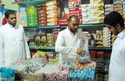 باعة حلويات يستغلون الإقبال بتمرير بضاعة «مجهولة المصدر»