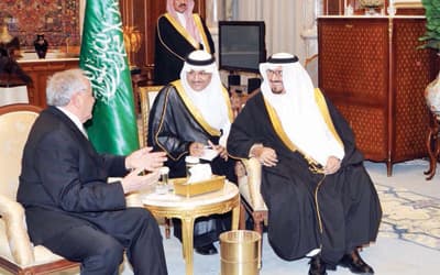 ولي العهد ووزير الدفاع التركي يستعرضان علاقات البلدين
