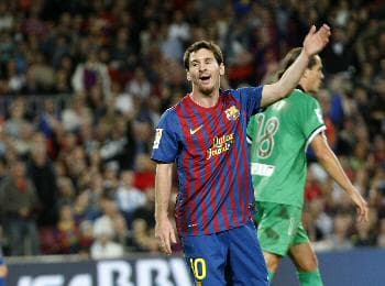 ميسي وهيجوين يستعيدان الابتسامة ويشعلان صراع برشلونة وريال في الدوري الأسباني