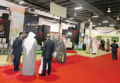 خفض الفائدة وإلغاء الرسوم يرفعان طالبي التمويل الإسكاني