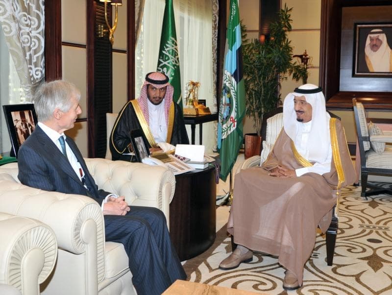 وزير الدفاع يستقبل السفير البريطاني لدى المملكة