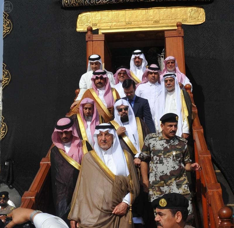 أمير مكة يتشرف بغسل الكعبة المشرفة