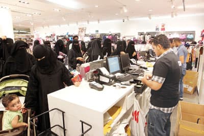 وافدون على كفالة غرفة الرياض يبيعون مستلزمات نسائية